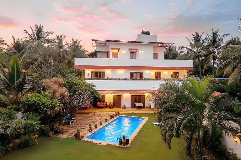 697 m&sup2; Villa