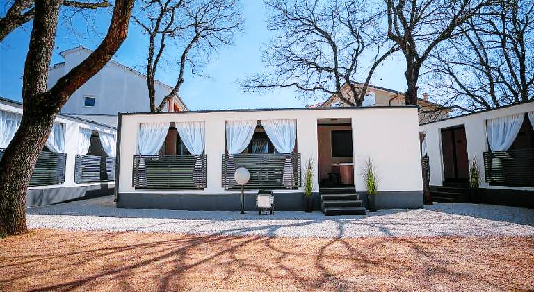 House with hot tub — photo 4