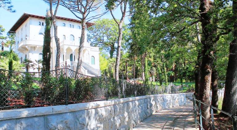 Holiday apartment with barbeque, patio & yard — photo 3
