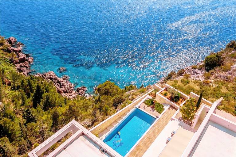 Fully equipped villa with pool, garden & patio | Pool view | Dogs allowed — photo 2