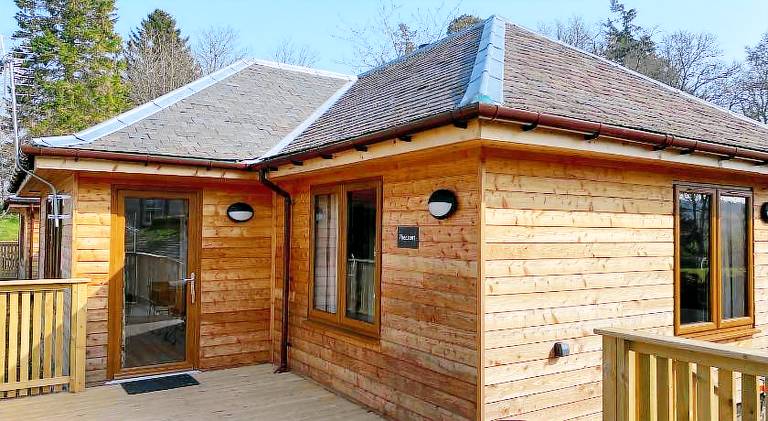 House with hot tub — photo 4