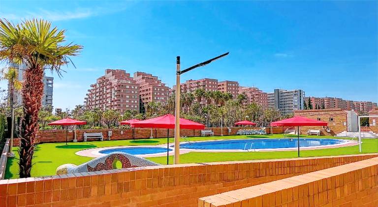 Rental apartment with patio & private pool — photo 4