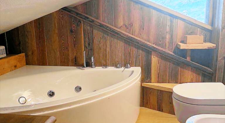 Apartment with hot tub — photo 2