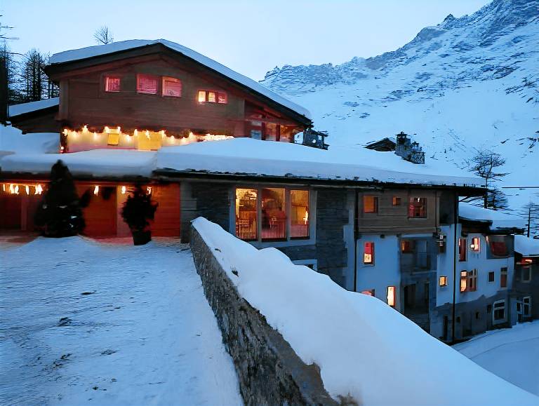 Family-friendly serviced apartment with pool, patio & hot tub | Close to the ski | Pets allowed in Valtournenche