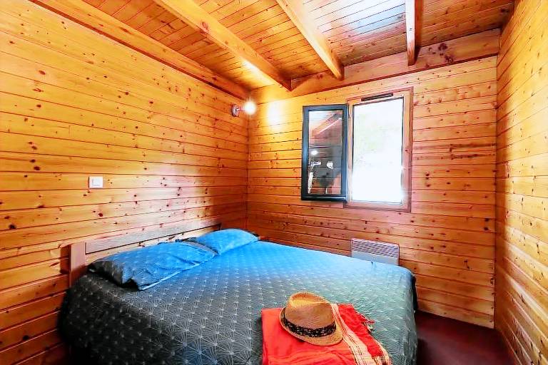 Chalet with BBQ & patio — photo 5