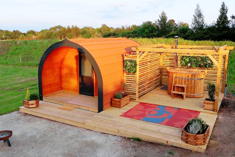 Lovely Pod Ideal for Families with Jacuzzi in England