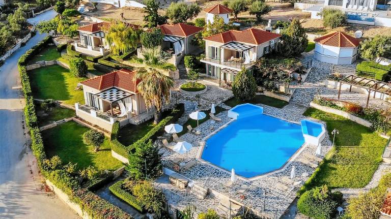 Vacation home with pool, BBQ & yard | Sea view | Dogs allowed — photo 3