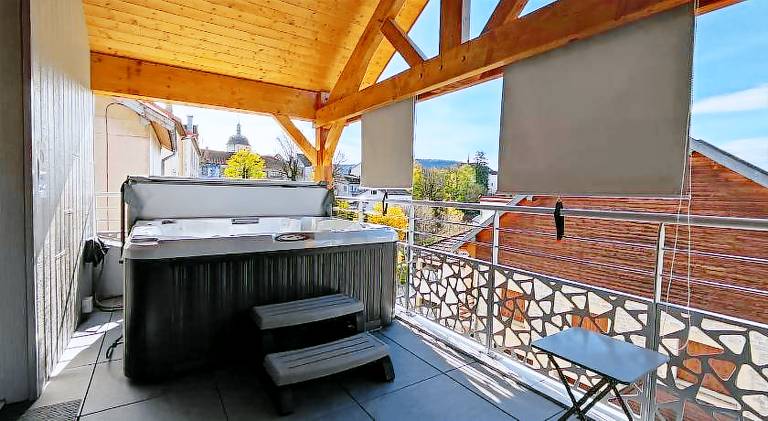 Rental apartment with hot tub — photo 2