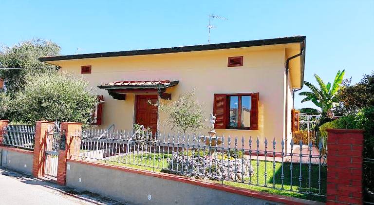 House with 2 rooms for 6 persons in San Giuliano Terme