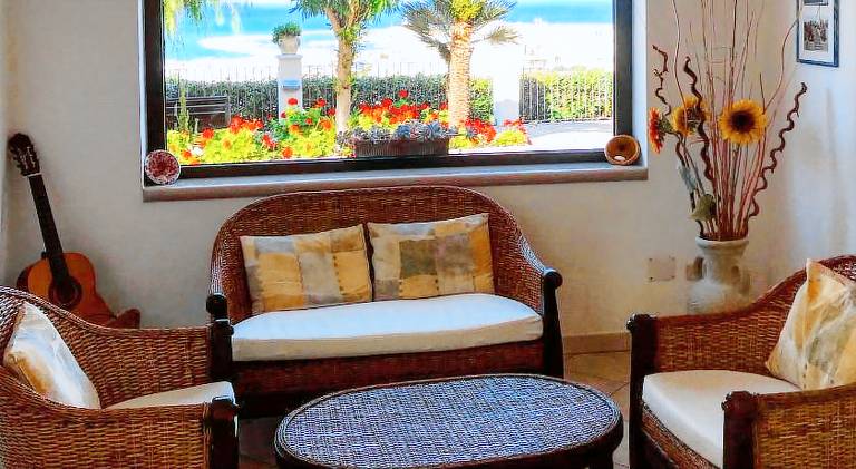 Serviced apartment with garden, terrace & pool — photo 2