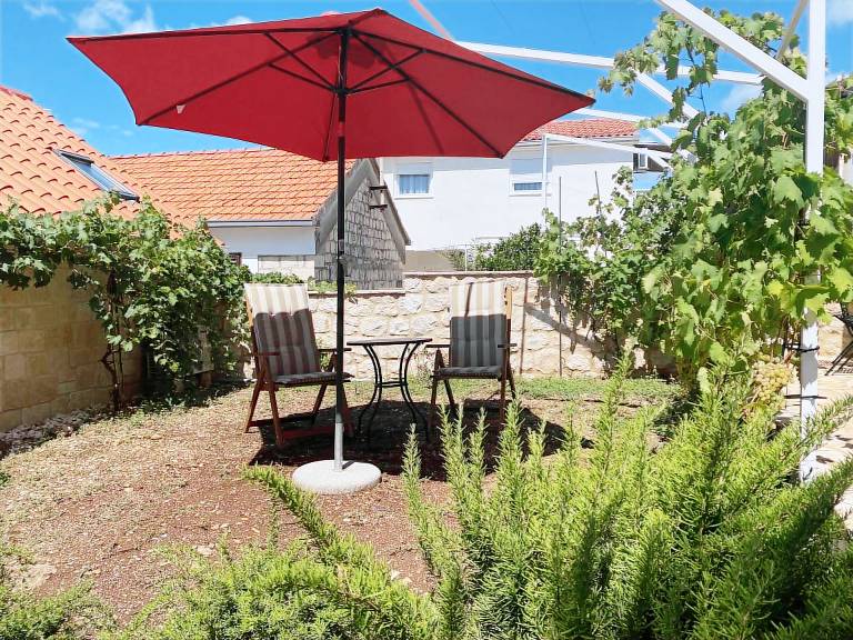 Vacation home with yard | Garden view in Okrug