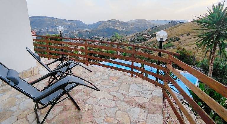 Vacation home with pool — photo 2