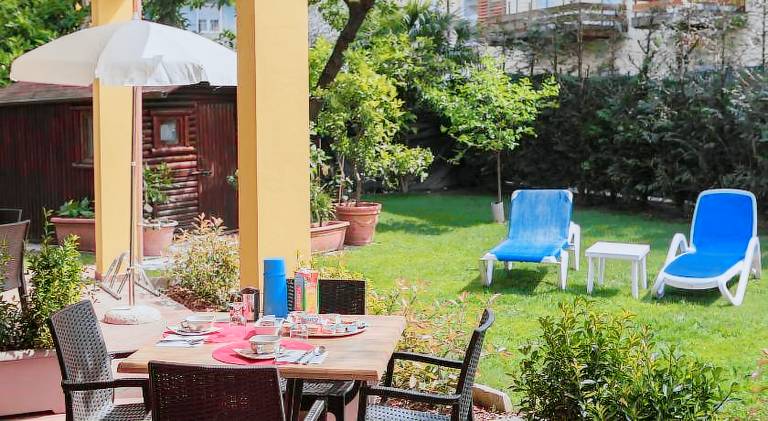 Holiday apartment with garden & terrace in Tenno