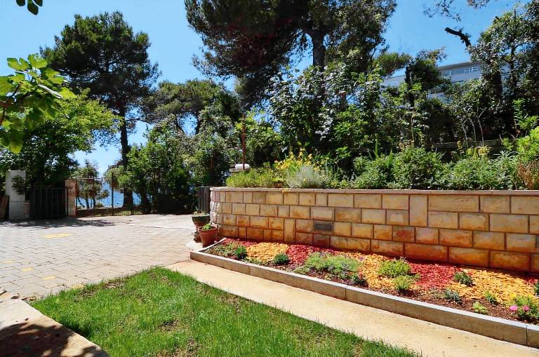 Rental apartment with yard — photo 3