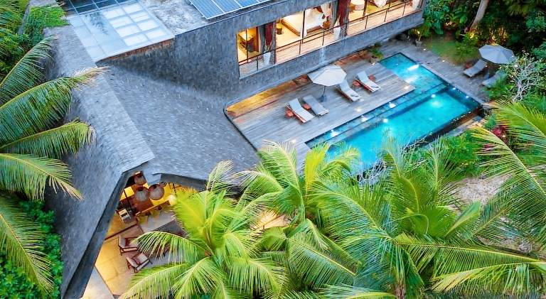 Villa with pool — photo 4