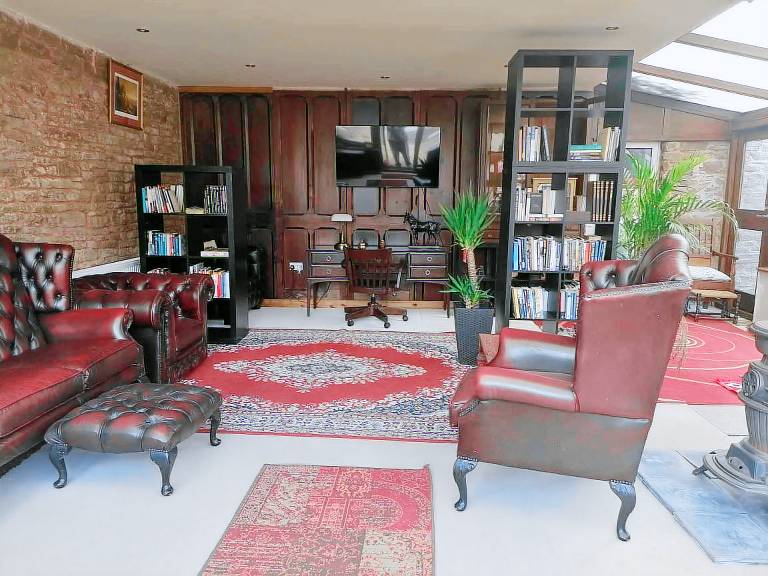 Captivating 1 Bed Apartment in Hereford