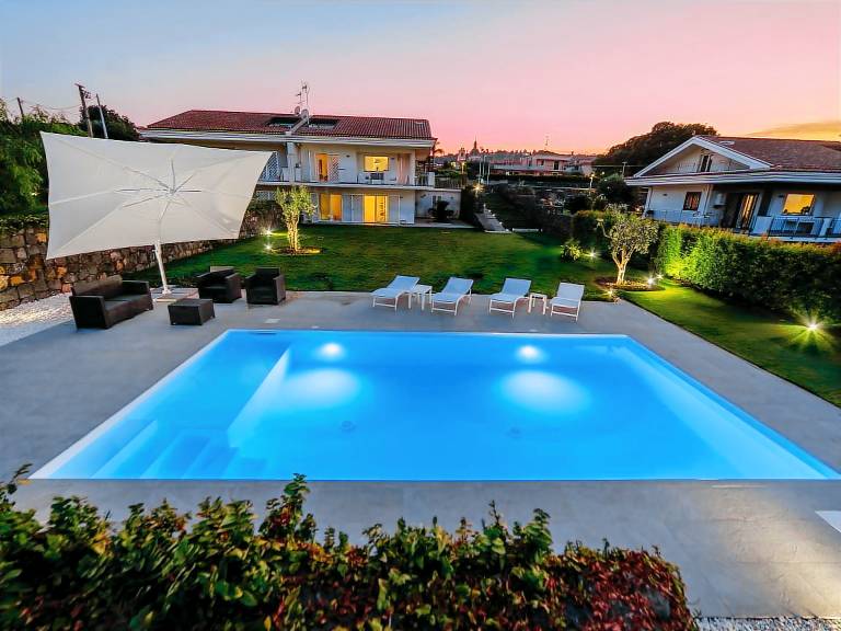 Fully equipped vacation home with garden, private pool & barbeque | Pet-friendly in Aci Castello