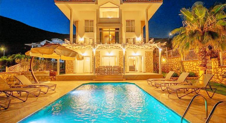 BEACHFRONT WHITE VILLA WITH PRIVATE SWIMMING POOL — photo 3