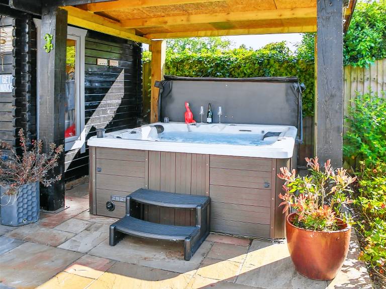 Family-friendly cottage with garden, grill & hot tub | River view | Pets are welcome — photo 2