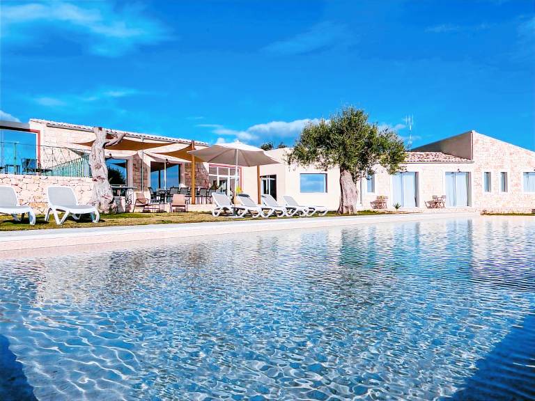 Vacation home with yard, private pool & BBQ — photo 2