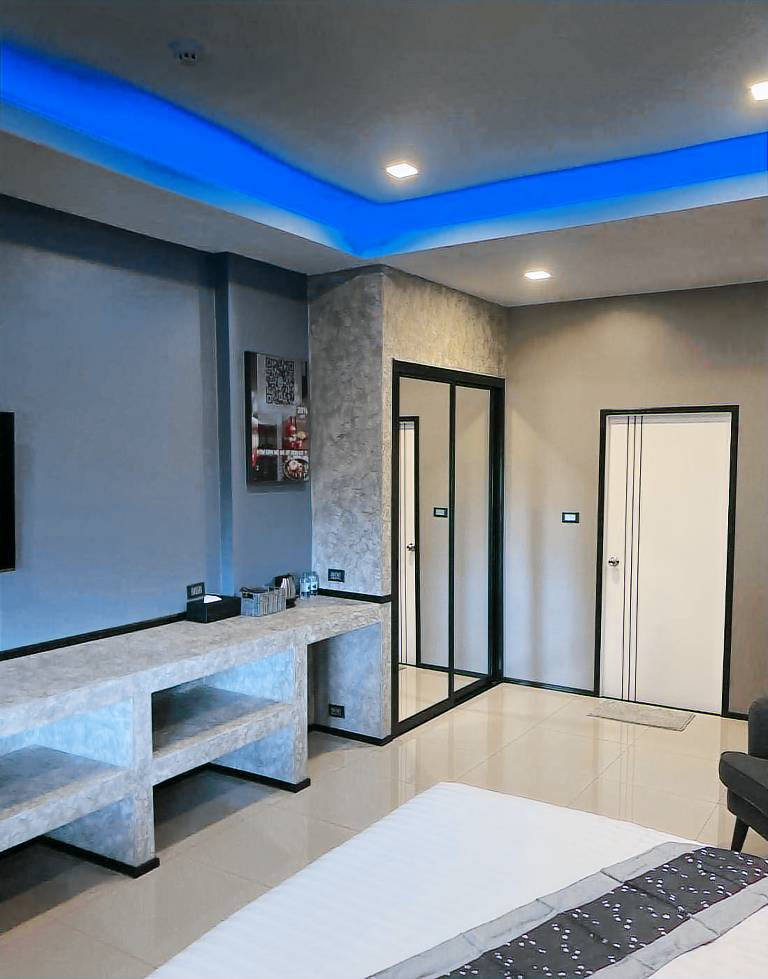 Dedicated room with private pool & patio | City view — photo 5
