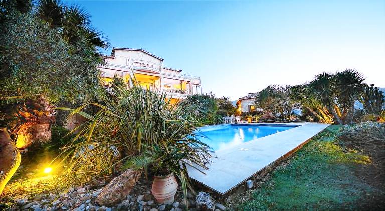 Villa with yard, terrace & grill in Heraklion