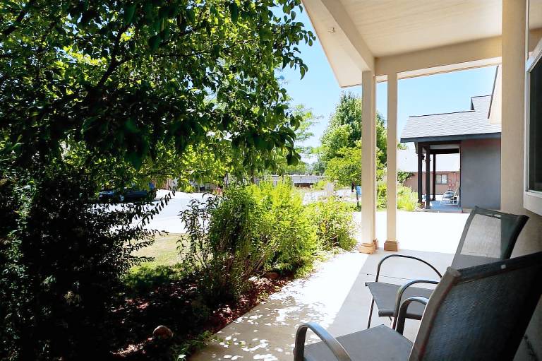 Modern Home 2 Miles from Downtown DGO - Pet Friendly - Fenced Yard (30 Day) — photo 4