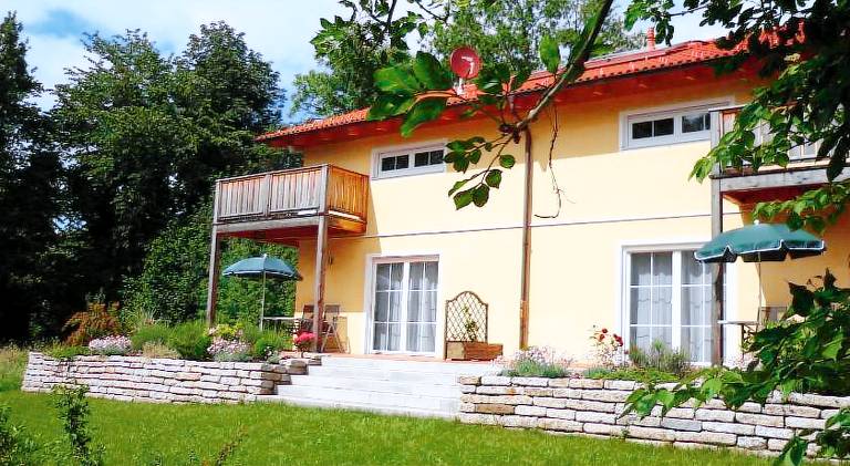 Rental apartment with patio & garden — photo 2