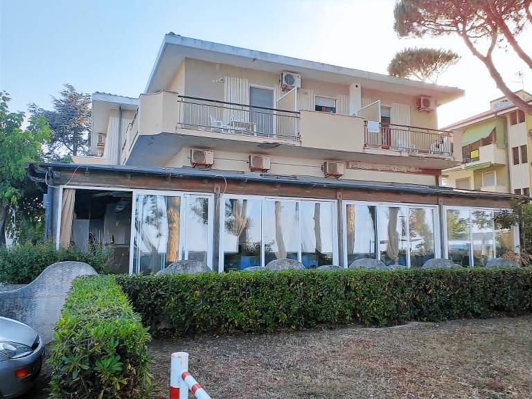 Quadruple room for a totally relaxing holiday 20 meters from the sea in Pineto
