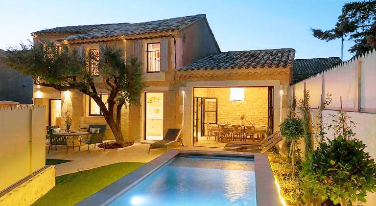 Vacation home with terrace, BBQ & private pool in Maussane-les-Alpilles