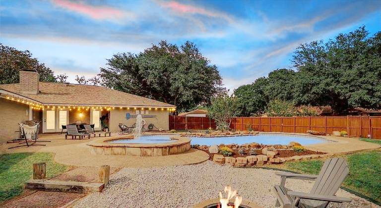 House with pool in DeSoto, TX