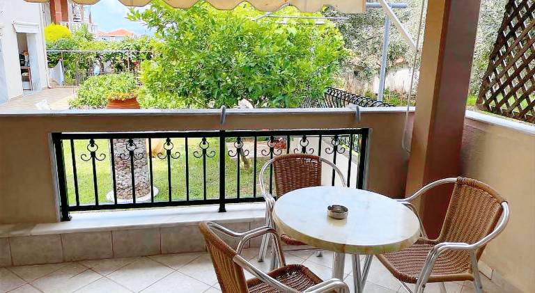 Serviced apartment with pool, patio & garden — photo 5