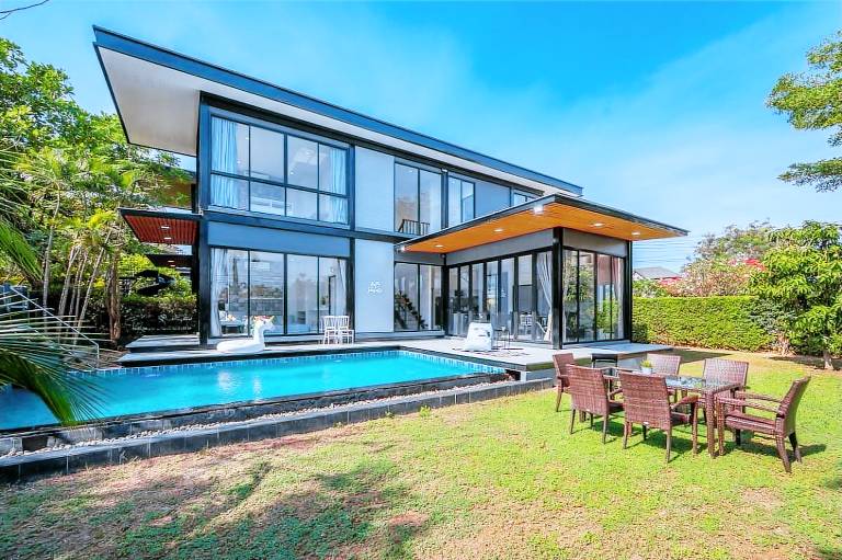 Villa with terrace, barbecue & private pool | Good for workation | Pets are welcome — photo 2