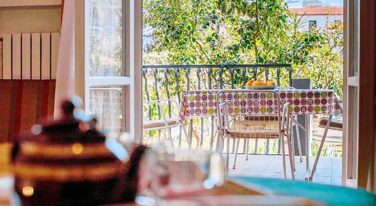 Rental apartment with yard, patio & pool in Sorrento