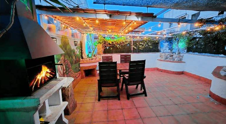 Serviced apartment with garden, patio & barbecue — photo 3