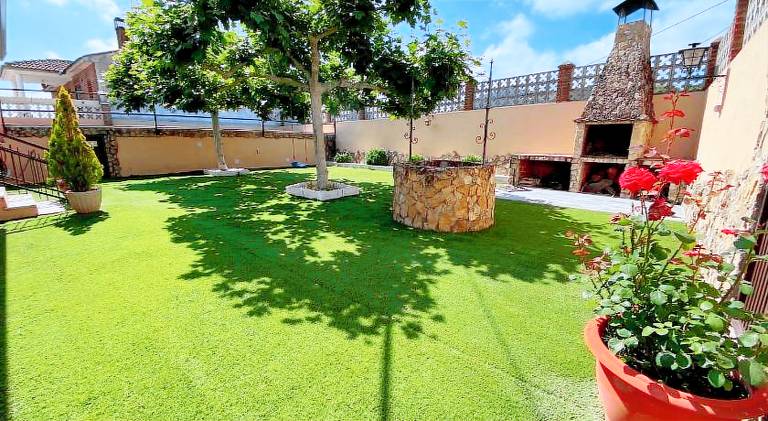 Vacation home with garden, BBQ & private pool in Zaragoza