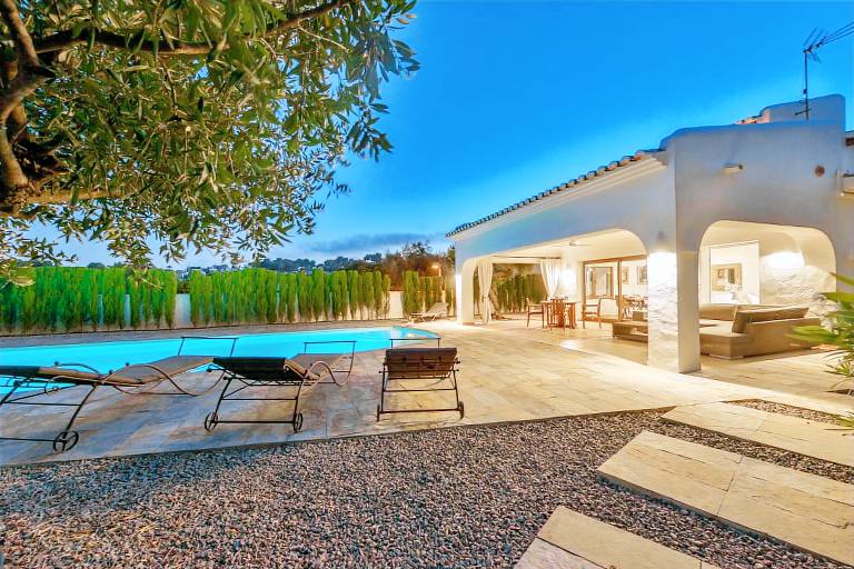 Fully equipped nice villa with patio, garden & private pool | Pet-friendly in Mora