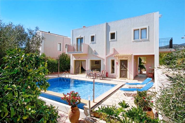 Villa  Karavomylos