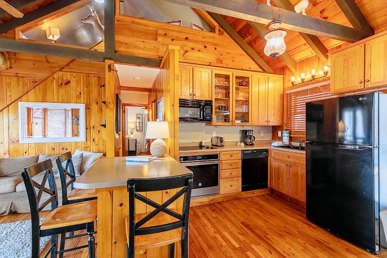 Child-friendly lovely vacation home with BBQ & patio | Mountain view | Pet-friendly — photo 5