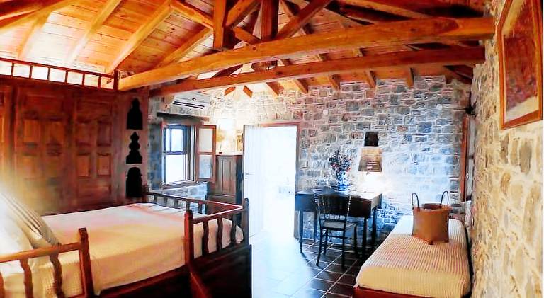 Holiday apartment with garden & terrace in Skiathos