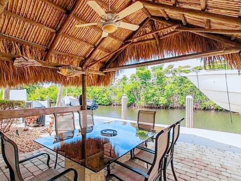 Vacation home with hot tub, private pool & barbeque | Water view — photo 2