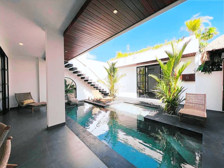 Villa with yard, patio & private pool | Mountain view — photo 4