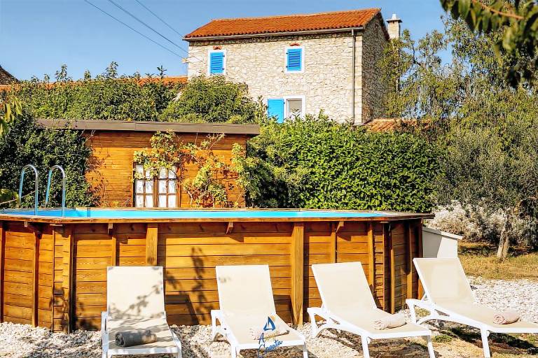 Fully equipped villa with BBQ, hot tub & yard | Pool view | Pets are welcome — photo 3