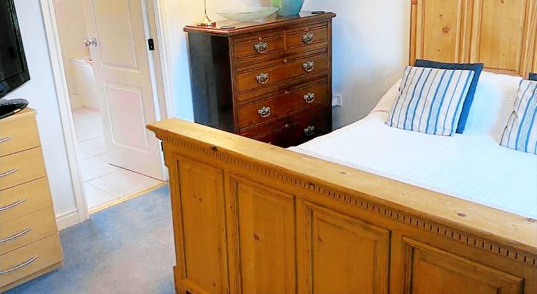 Beautiful private room with Kingsize bed and large private en-suite — photo 4