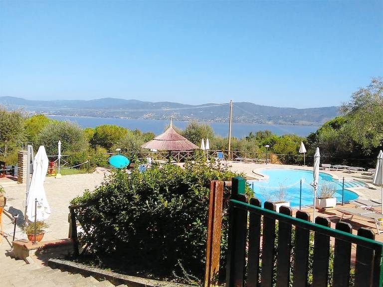 Children-friendly mobile home with patio & pool | Pets allowed — photo 3