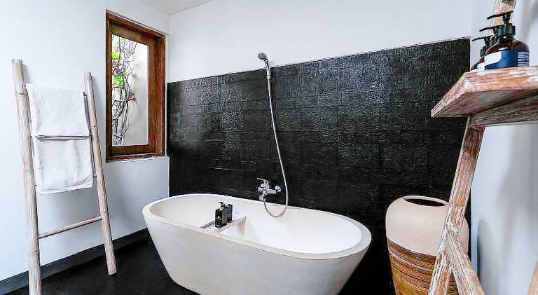 Villa with pool — photo 4