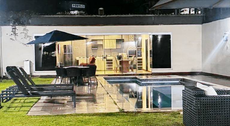 House with pool — photo 4