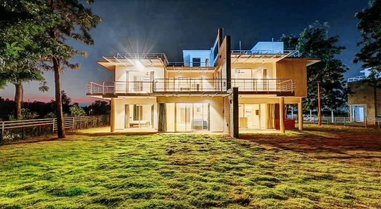 Royal County Villa1 by StayJade D Jacuzzi HugeLawn — photo 5