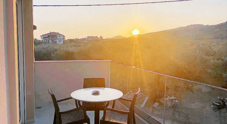Serviced apartment with pool, yard & terrace — photo 4