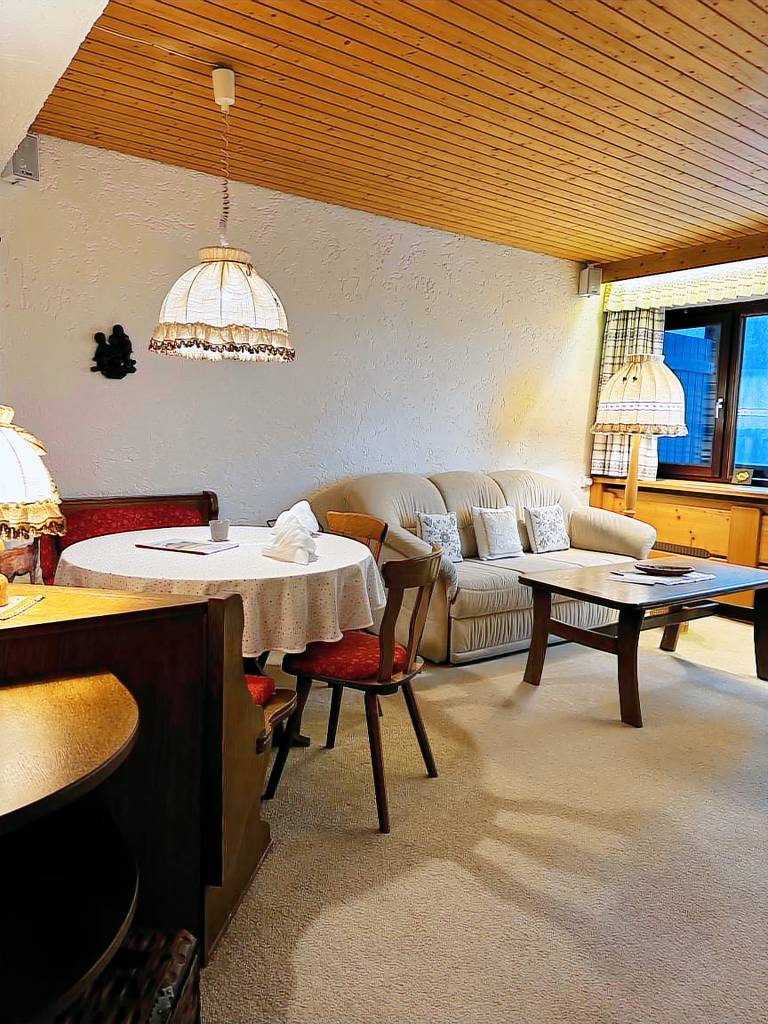 Family-oriented apartment with sauna, pool & yard | Dogs allowed in See